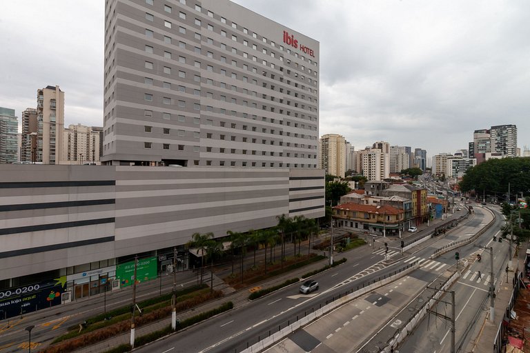 Studio no Itaim com área no terraço, perto do Parque Ibirapu