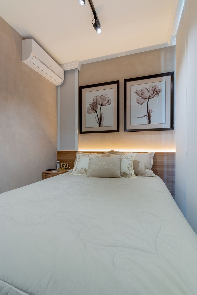 Spacious studio in Partridges with free parking.