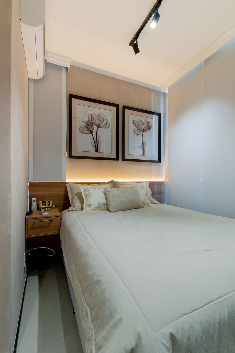 Spacious studio in Partridges with free parking.