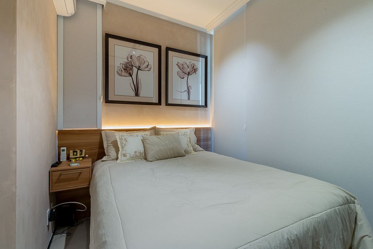 Spacious studio in Partridges with free parking.