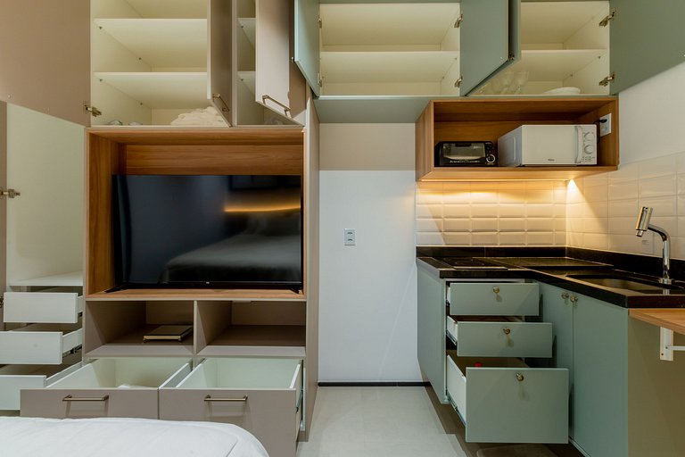 Spacious studio in Partridges with free parking.