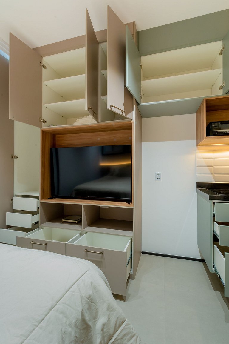 Spacious studio in Partridges with free parking.