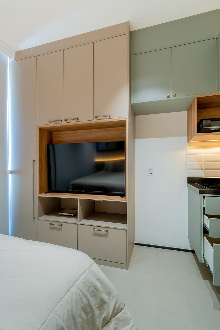 Spacious studio in Partridges with free parking.