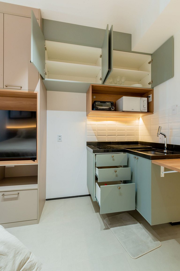 Spacious studio in Partridges with free parking.