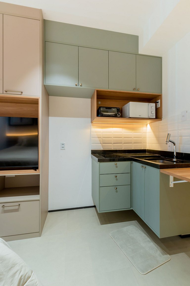 Spacious studio in Partridges with free parking.