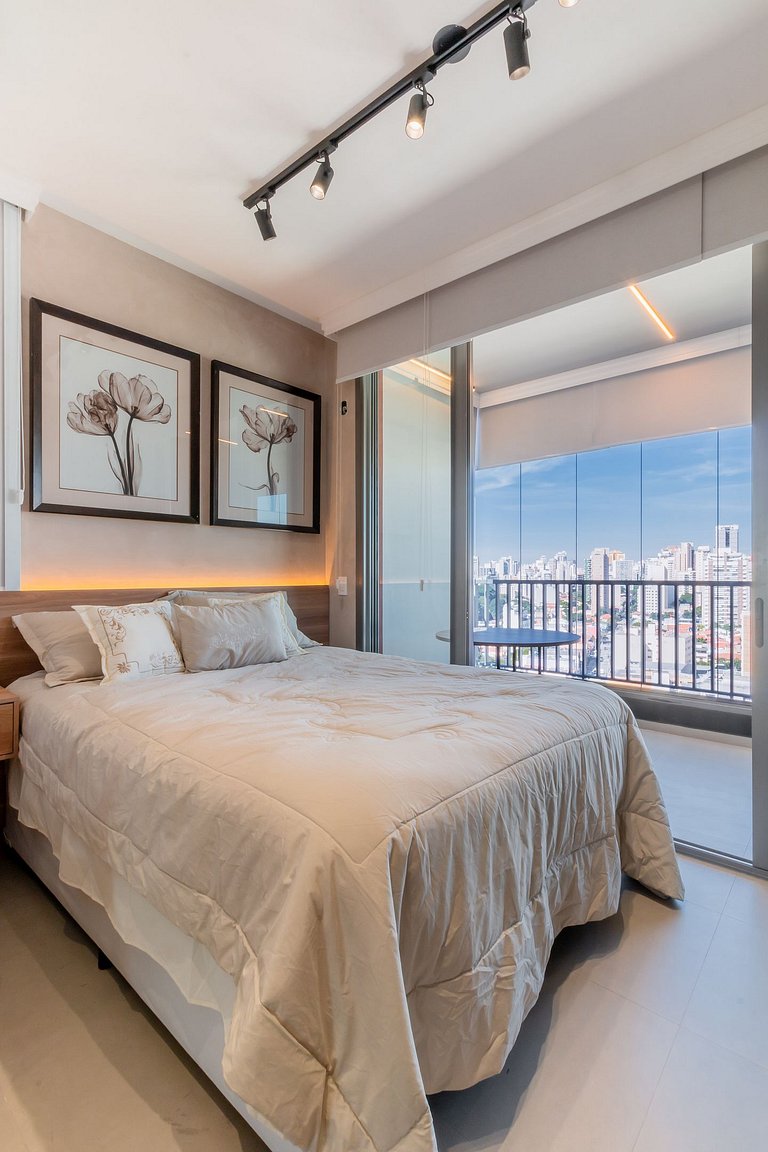 Spacious studio in Partridges with free parking.