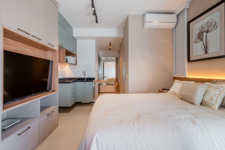 Spacious studio in Partridges with free parking.