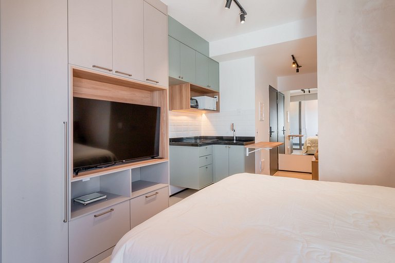 Spacious studio in Partridges with free parking.