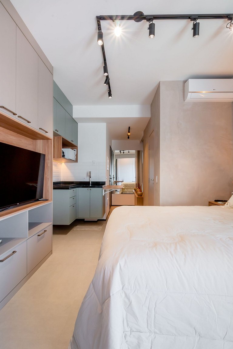 Spacious studio in Partridges with free parking.