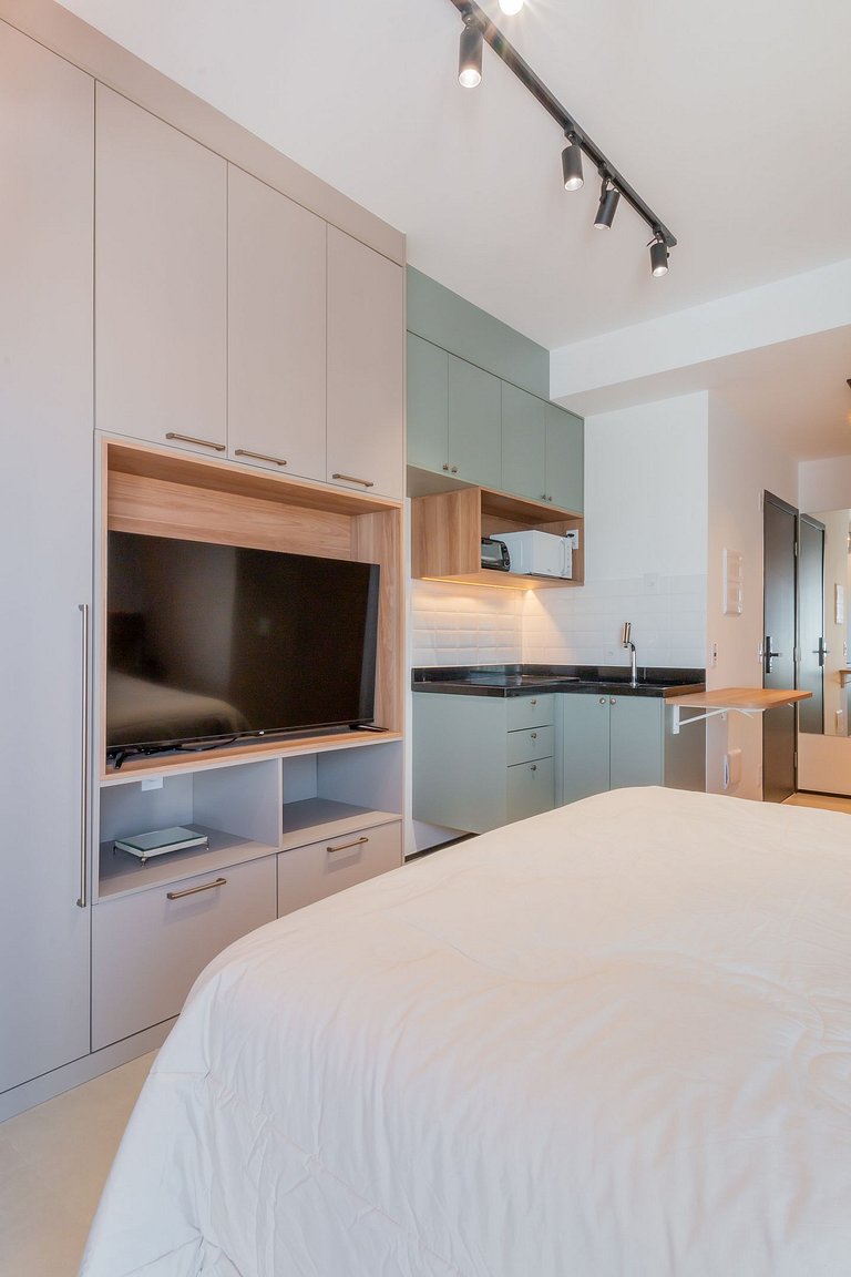 Spacious studio in Partridges with free parking.