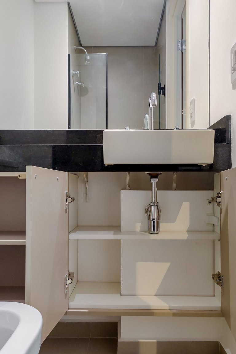 Spacious studio in Partridges with free parking.