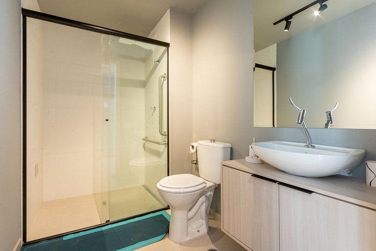 Moderno e espaçoso, ao lado do metrô