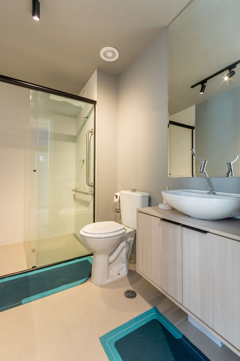 Moderno e espaçoso, ao lado do metrô