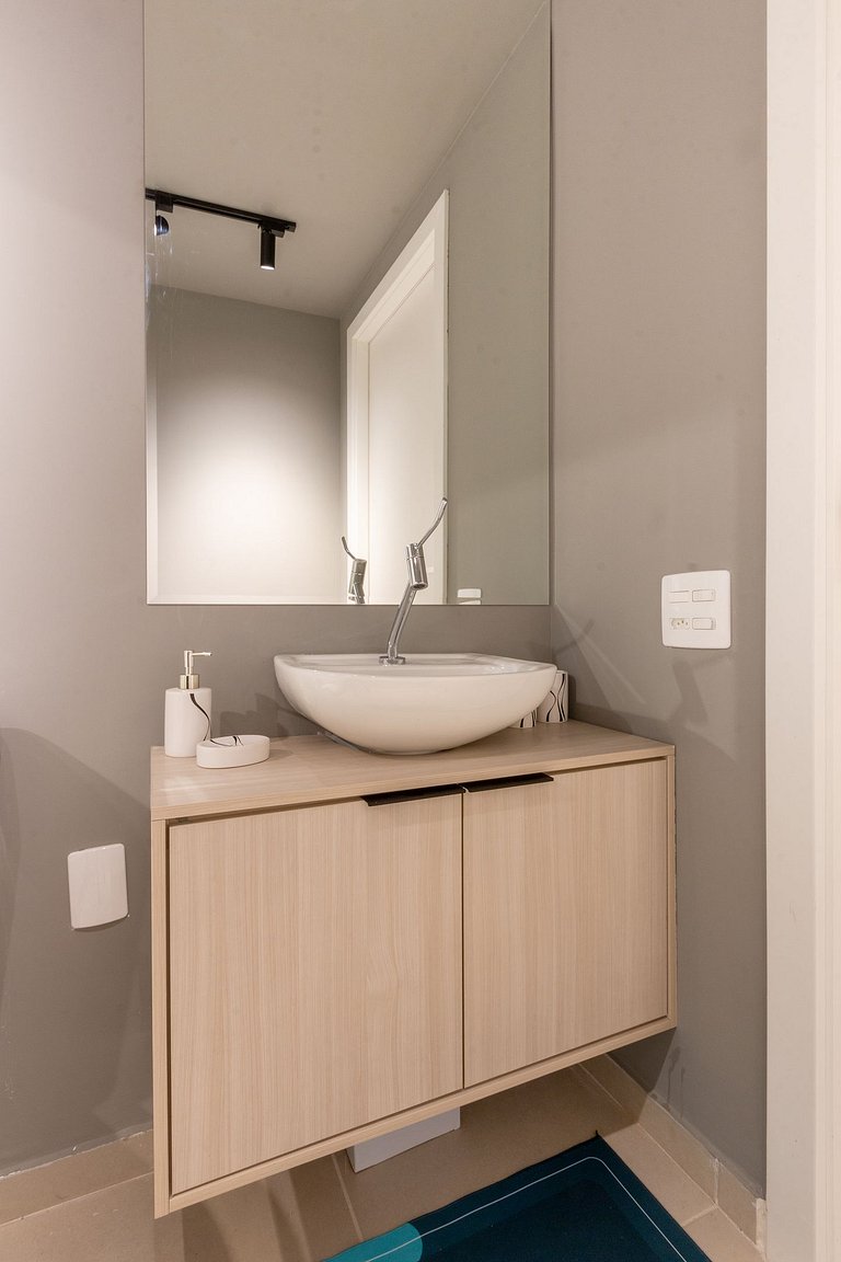 Moderno e espaçoso, ao lado do metrô