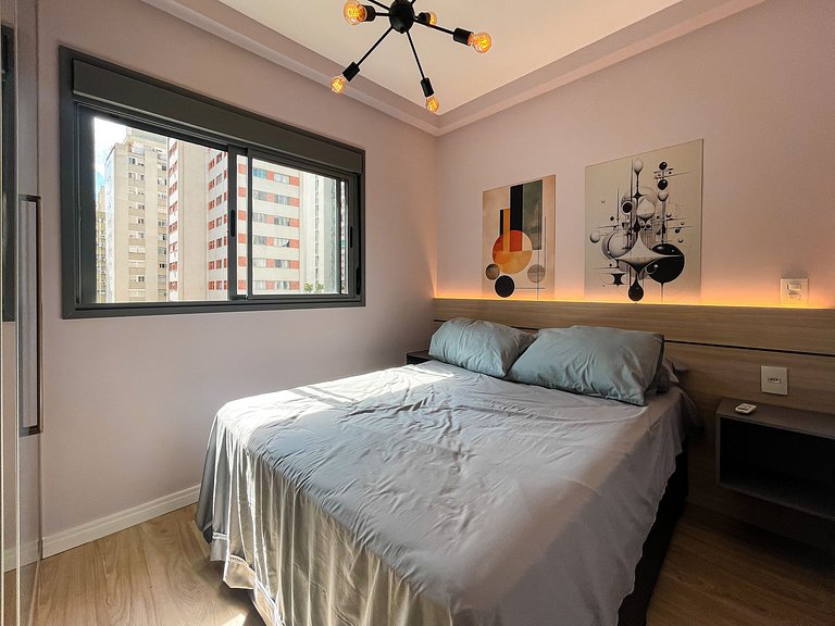 Dormitorio y plaza de aparcamiento en Jardins.