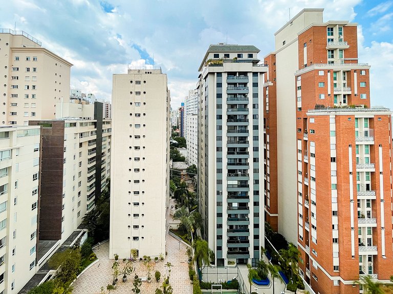 Com piscina e garagem no Jardim Paulista