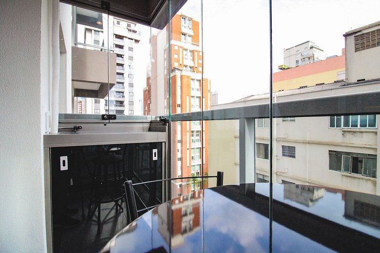 Piscina e praticidade na Avenida Brigadeiro