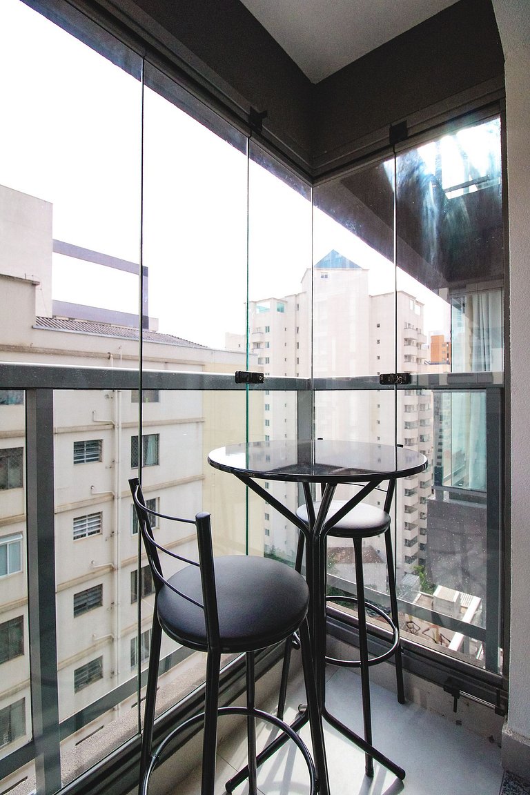 Com piscina, praticidade na Av. Brigadeiro