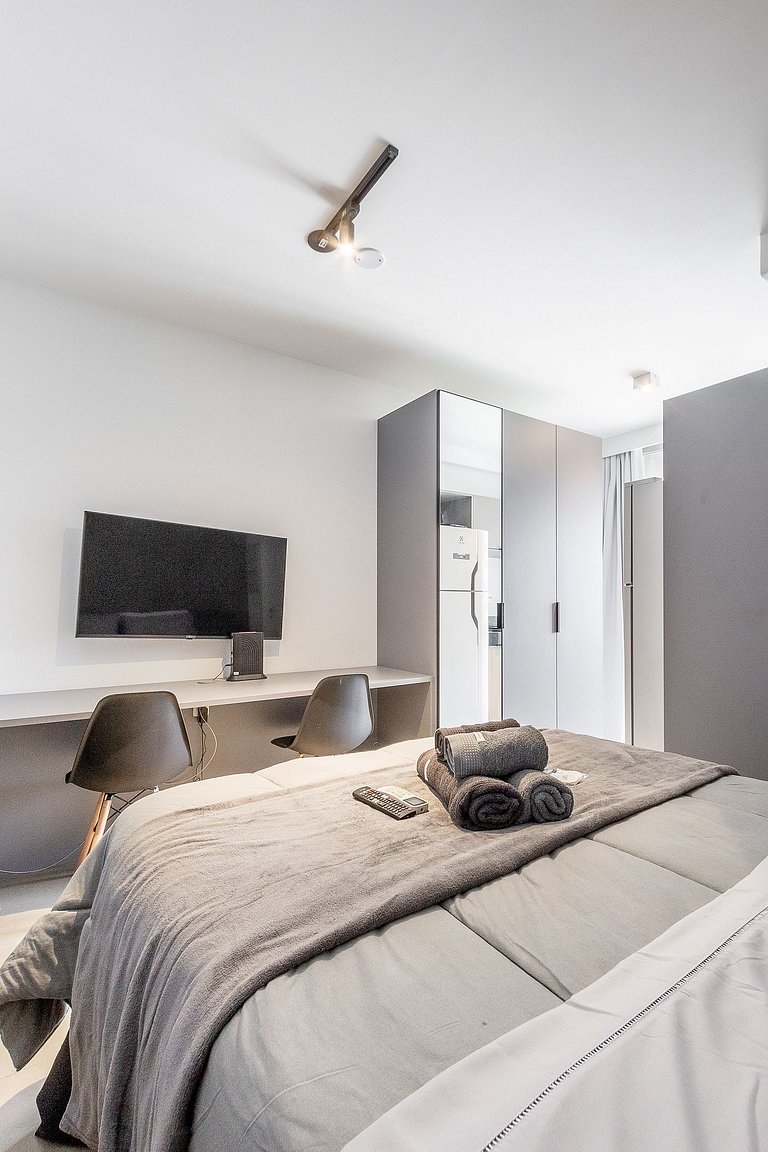 5 minutes from the metro and Congonhas Airport