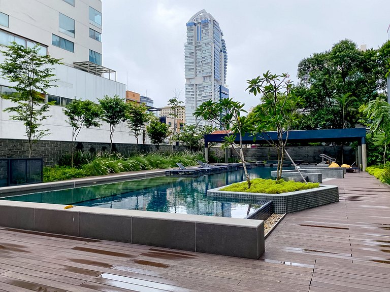 Estudio en condominio de lujo con estacionamiento.