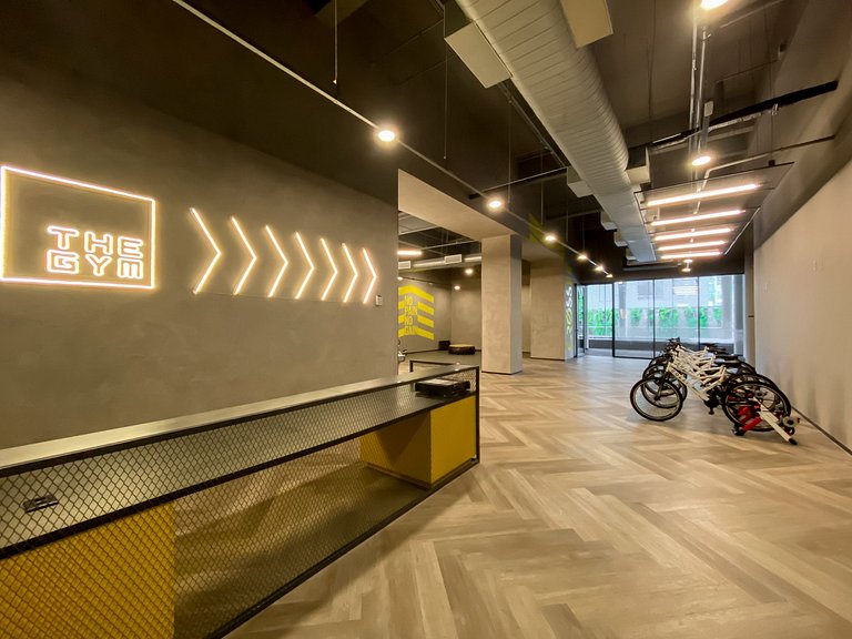 Estudio en condominio de lujo con estacionamiento.