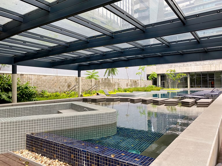 Studio apartment in a luxury condominium with parking includ