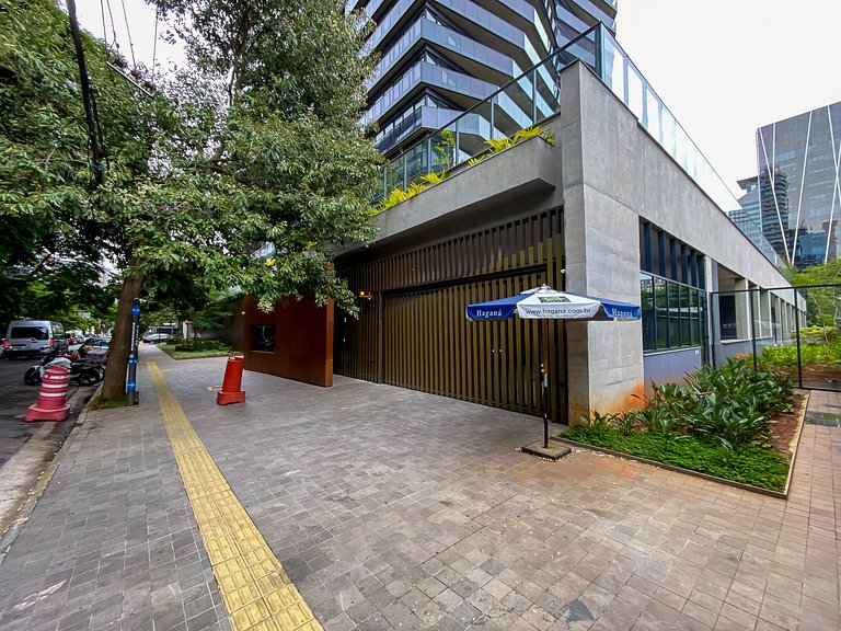 Estudio en condominio de lujo con estacionamiento.