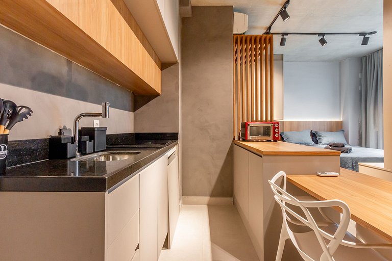 Studio apartment in a luxury condominium with parking includ