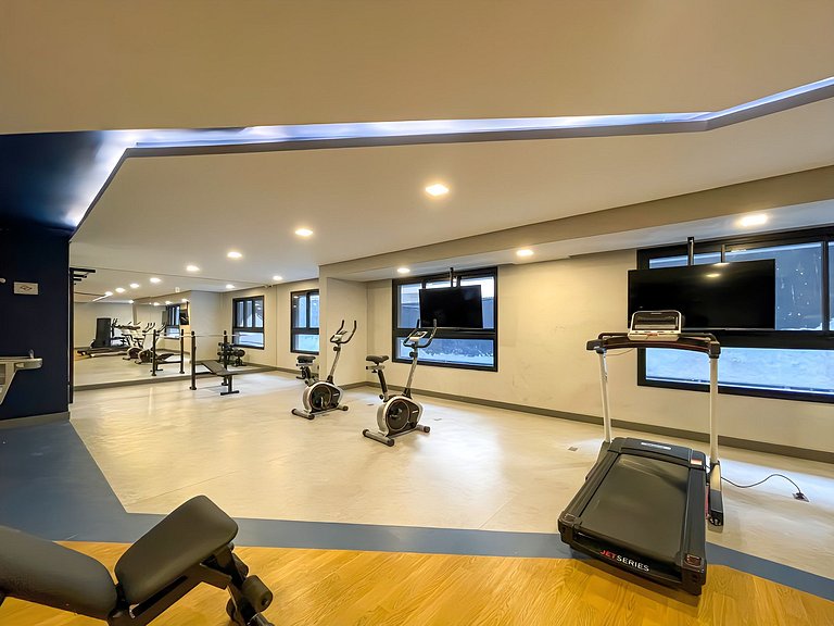 Modern and with swimming pool, close to subway station