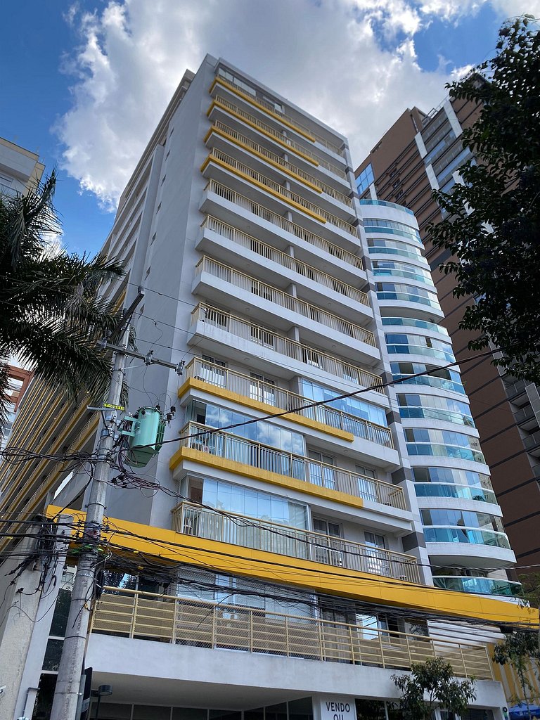 Completo e espaçoso, ao lado do metrô