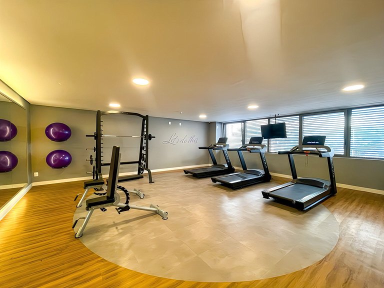 Apartamento com piscina, varanda e muito conforto