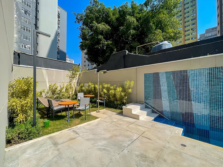 Com varanda e piscina, ao lado do metrô