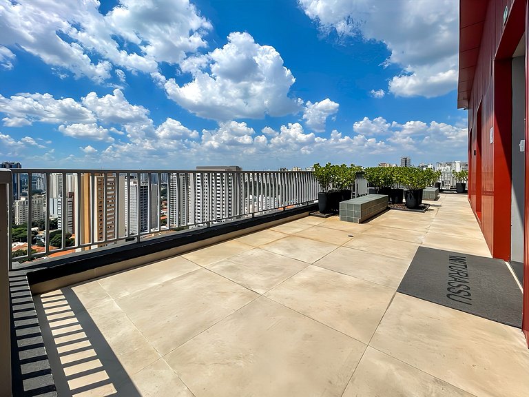 Rooftop com piscina e vista incrível para o Allianz Parque