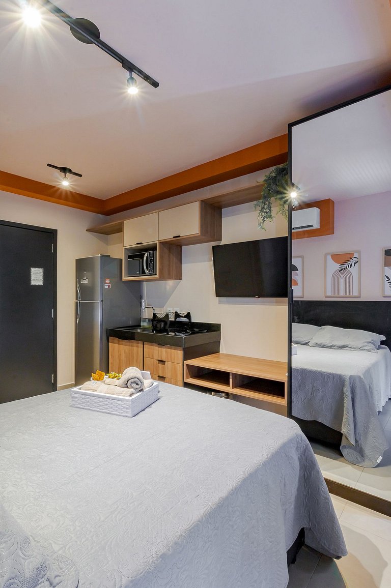 Studio moderno com espaço para home office na Oscar Freire