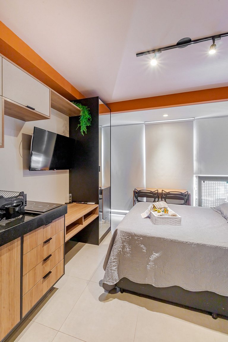 Studio moderno com espaço para home office na Oscar Freire