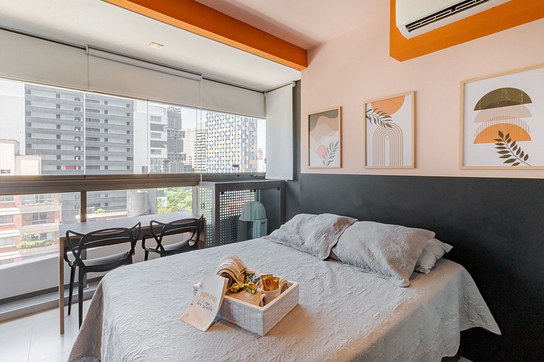 Studio moderno com espaço para home office na Oscar Freire