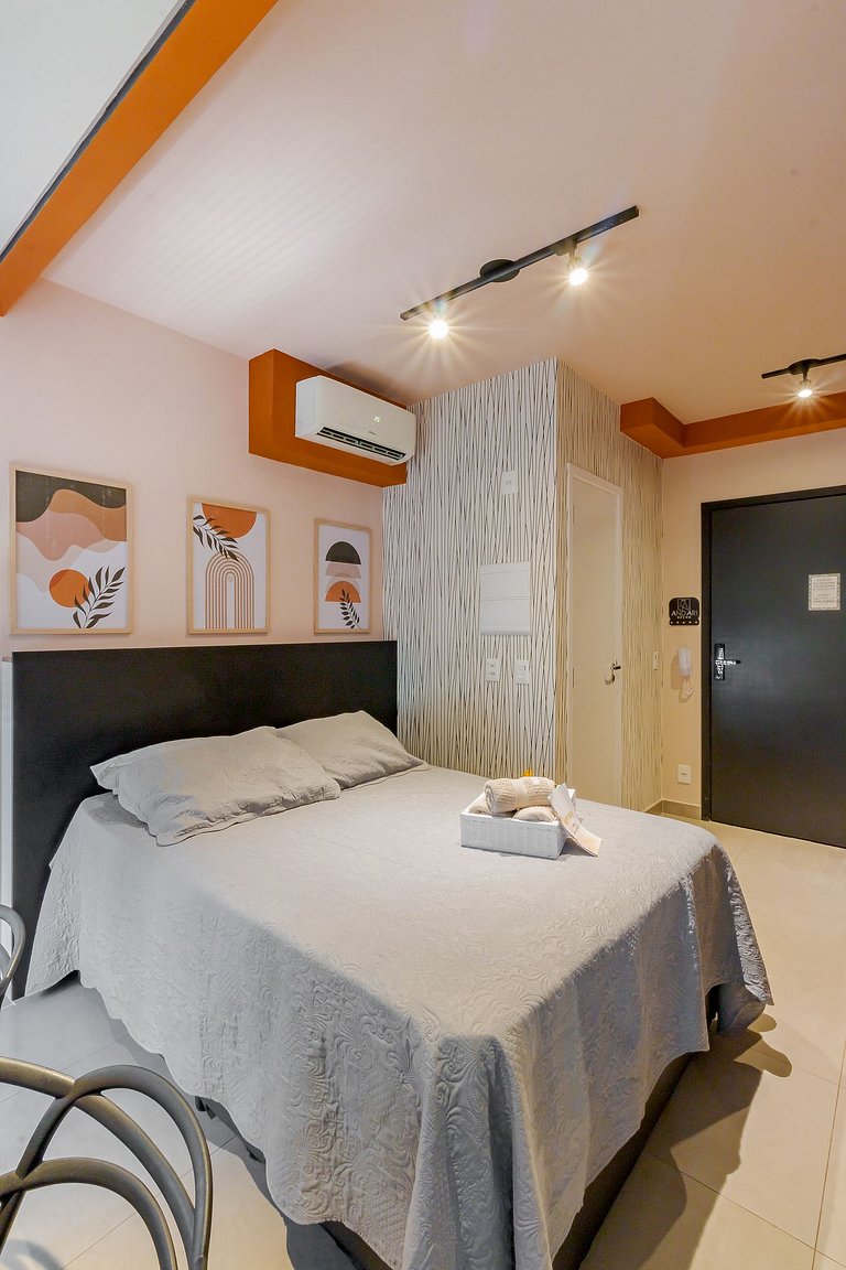 Estudio moderno con espacio para oficina en casa en Oscar Fr