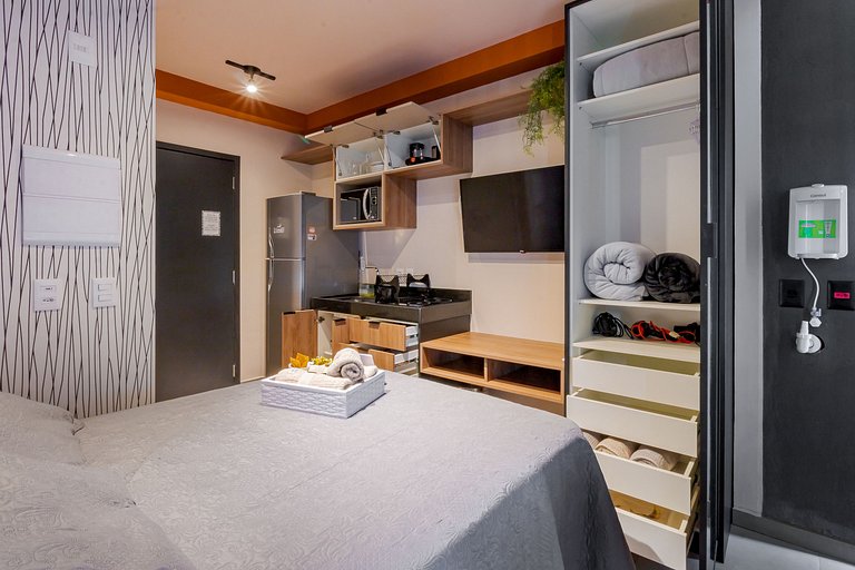 Estudio moderno con espacio para oficina en casa en Oscar Fr