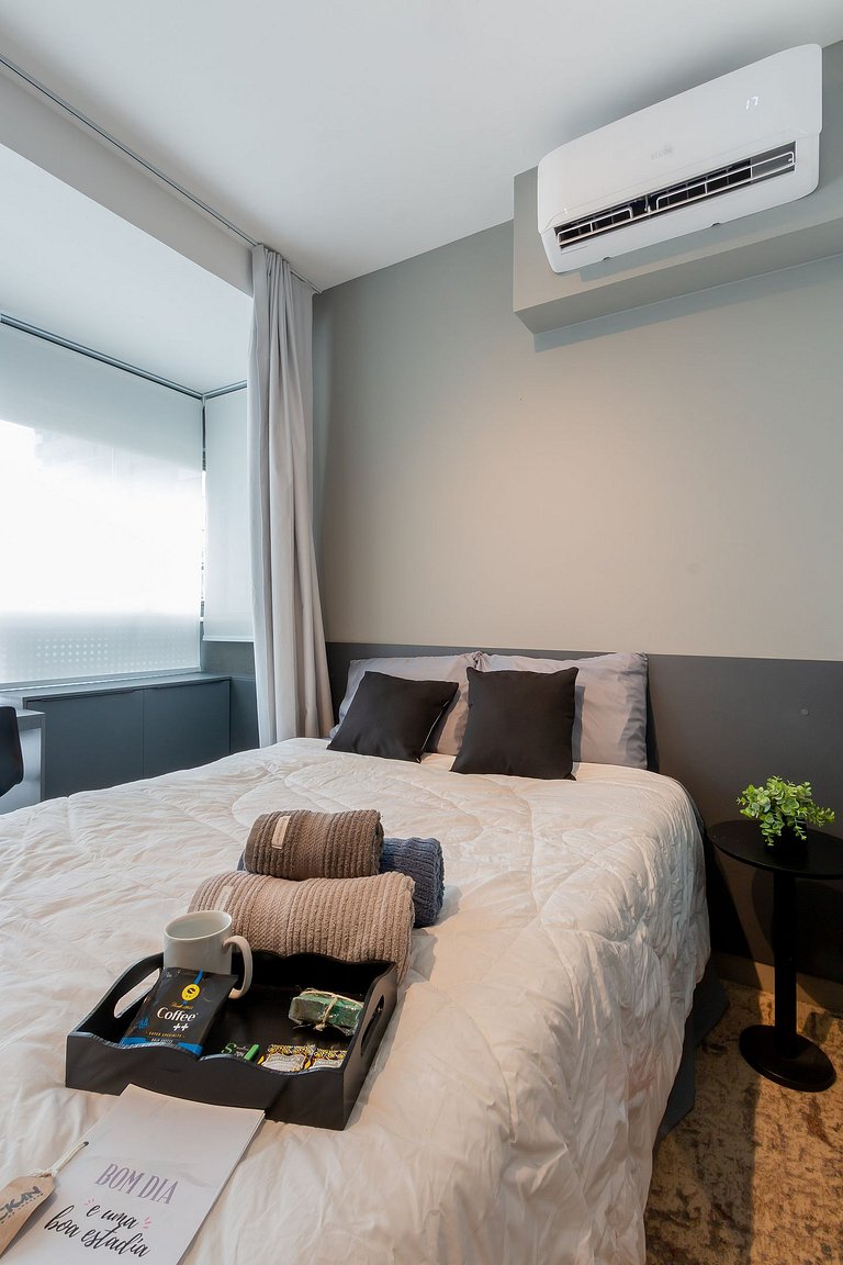 Home office with study area in Oscar Freire