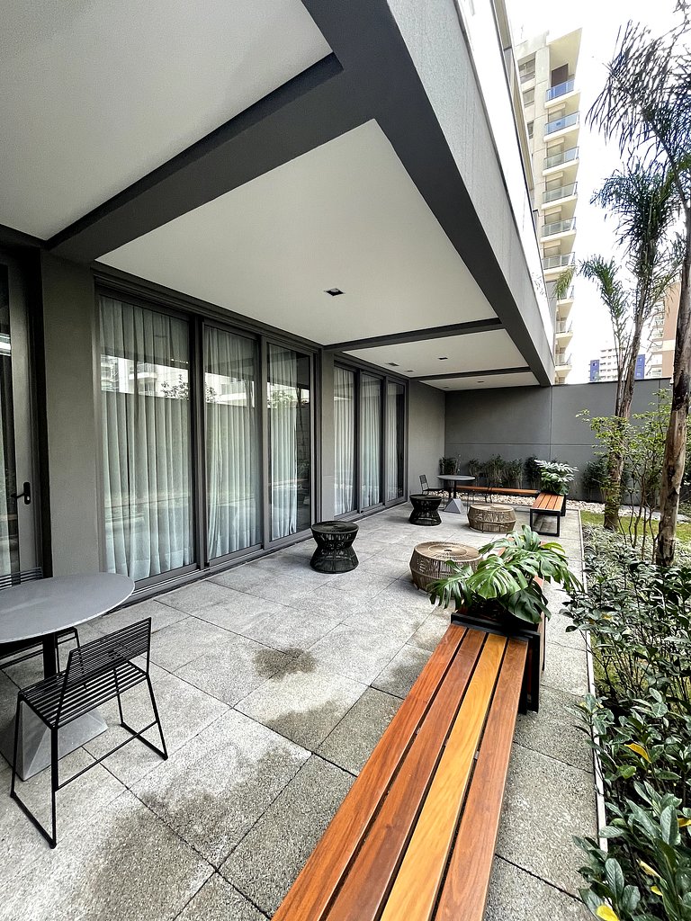 Sauna, piscina e metrô ao lado