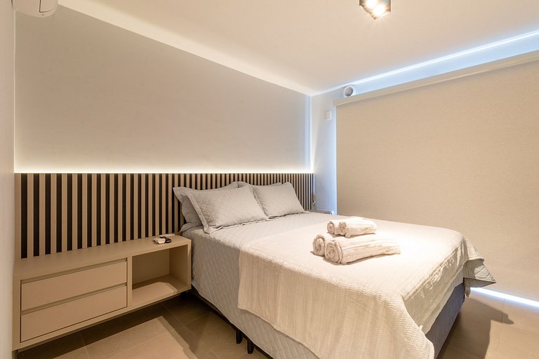 Apartamento espaçoso ao lado de área de estacionamento