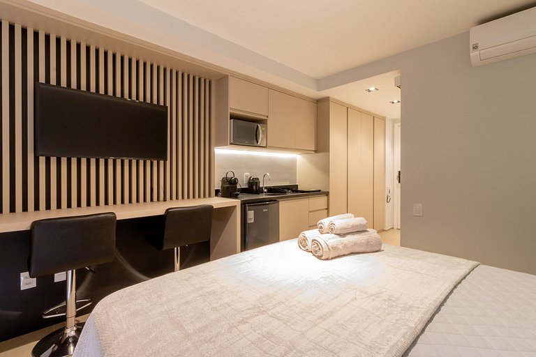 Apartamento espaçoso ao lado de área de estacionamento