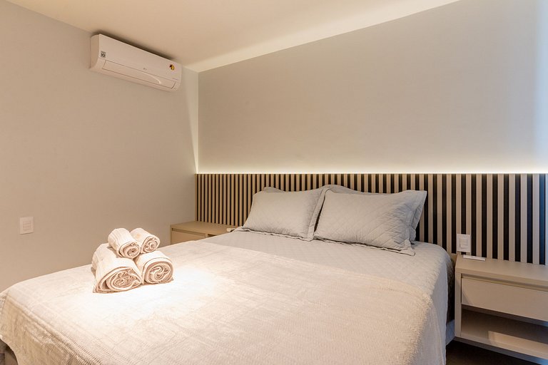 Apartamento espaçoso ao lado de área de estacionamento