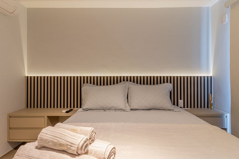 Apartamento espaçoso ao lado de área de estacionamento