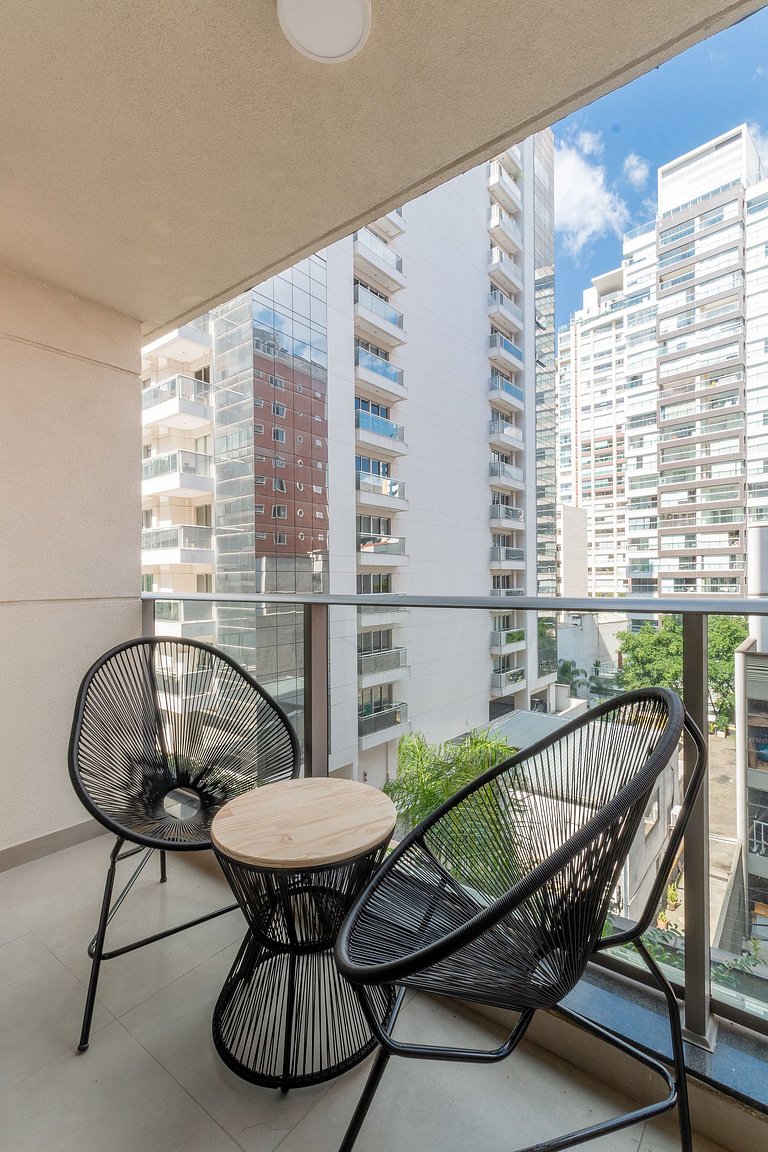 Apartamento espaçoso ao lado de área de estacionamento