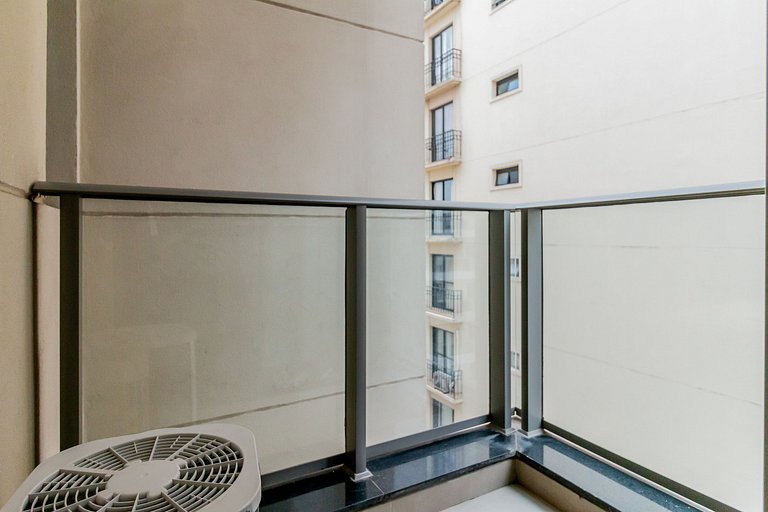 Estacionamento pago ao lado e Avenida Paulista a poucos minu