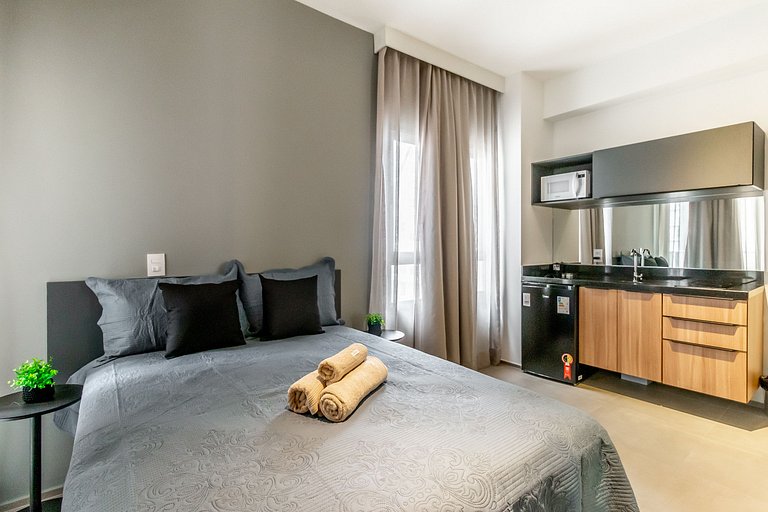 Estacionamento pago ao lado e Avenida Paulista a poucos minu