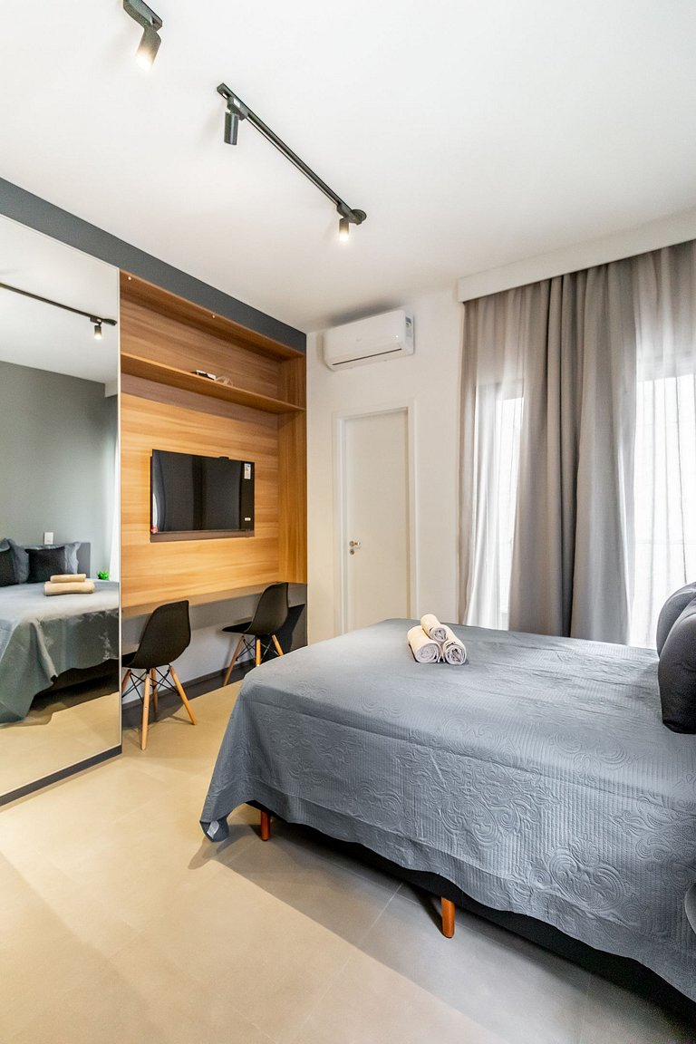 Estacionamento pago ao lado e Avenida Paulista a poucos minu