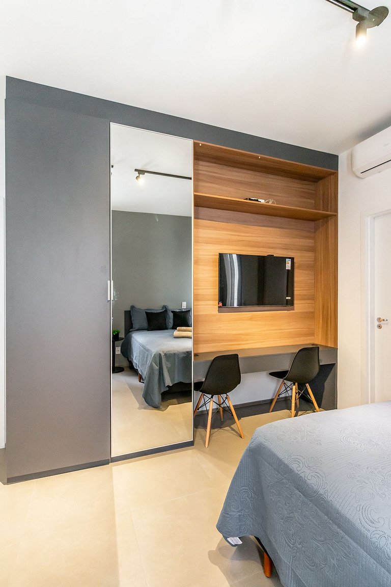 Estacionamento pago ao lado e Avenida Paulista a poucos minu