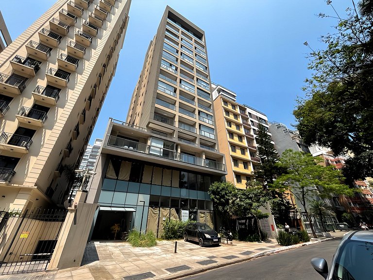 Apartamento espaçoso ao lado de área de estacionamento